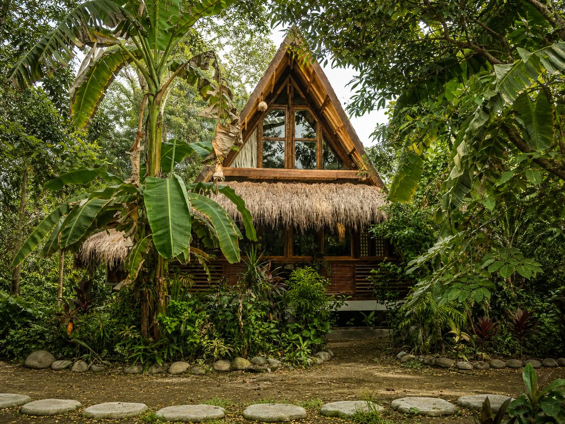 Construction d'une cabane tropicale, Riverback Sanctuary (Philippines)